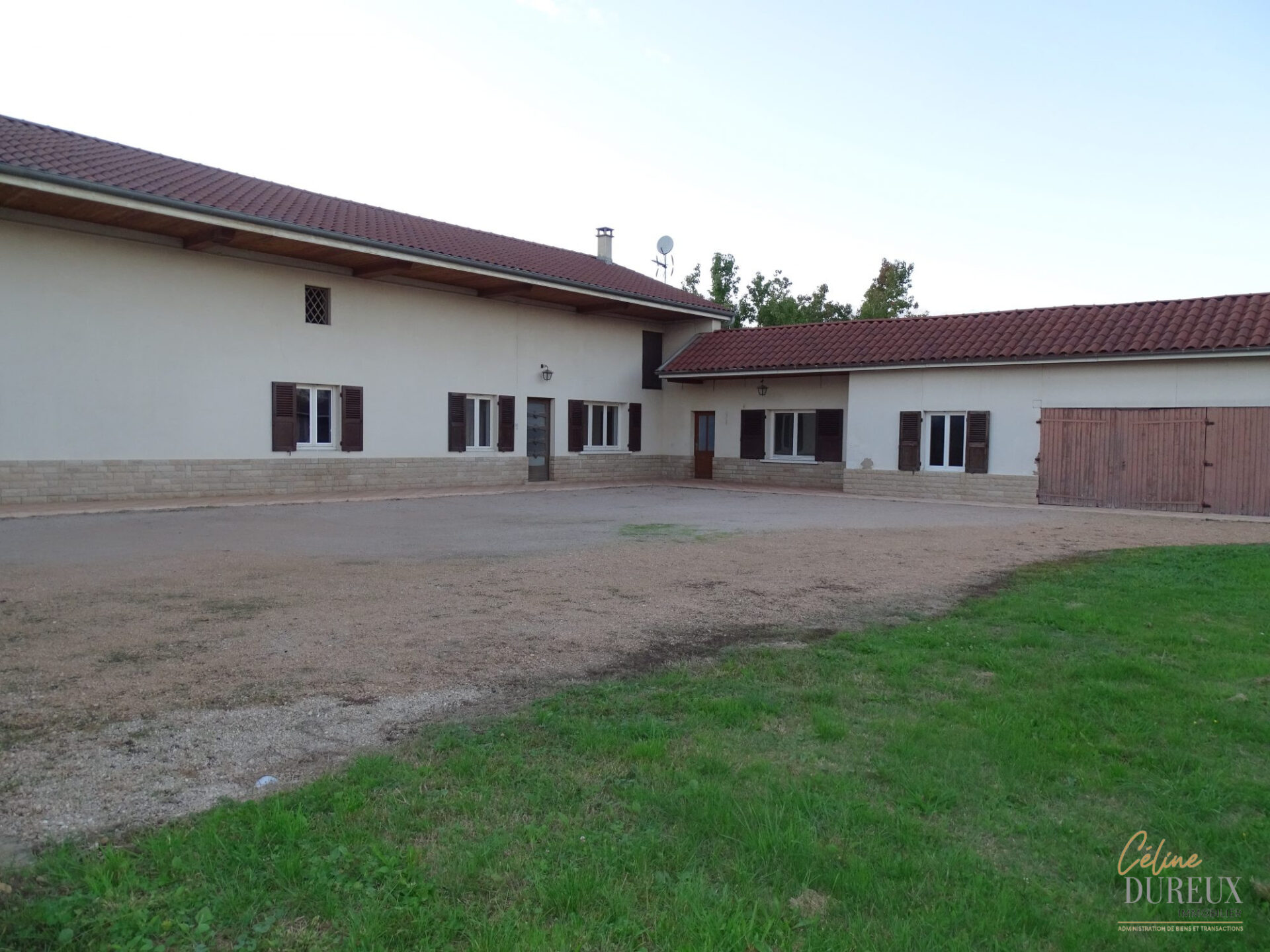 Grande maison et dépendances